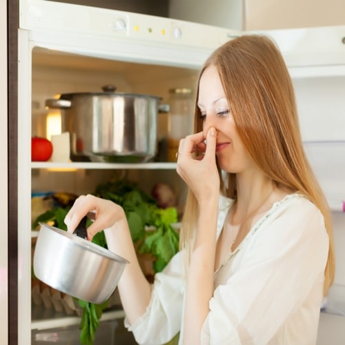 Как убрать неприятный запах из холодильника?